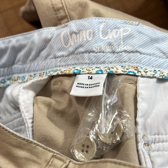Size 14 St. John’s bay chino crop pants, cuffed or uncuffed option/pockets - Picture 3 of 6